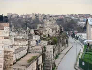 Δέντρα απειλούν τα ιστορικά τείχη της Κωνσταντινούπολης - Η ιστορία των «θεοφύλακτων» τειχών (βίντεο)